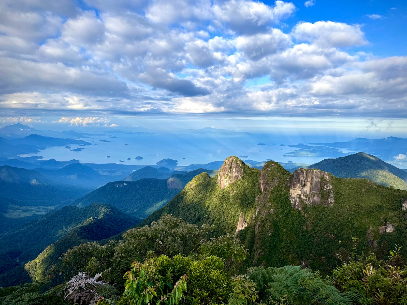Serra verde da Mata Atlântica sob o sol